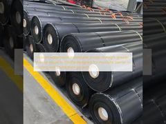 Membrane imperméable lisse, résistance à la traction supérieure ou égale à 15 MPa, conçue pour l'étanchéité dans les projets de toiture et de fondation.