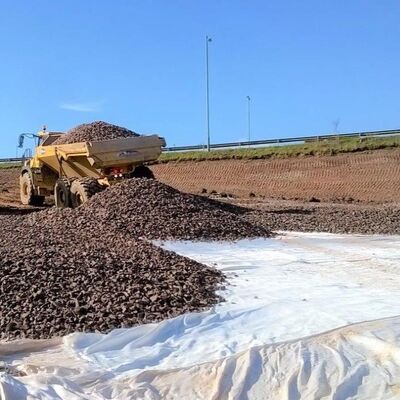 Polypropylène de qualité industrielle PET Tissu géotextile tissé 300g Durable pour les barrages de rivière