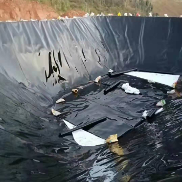 Revêtement géomembrane HDPE résistant aux perforations pour une barrière anti-fuite durable dans les applications agricoles et industrielles