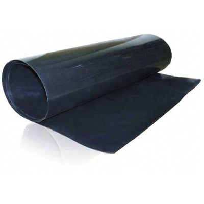 Géomembrane en PEHD avec 2,0 à 3,0 % de noir de carbone, surface lisse, résistance à la déchirure d'au moins 25 kN par mètre, matériau durable.
