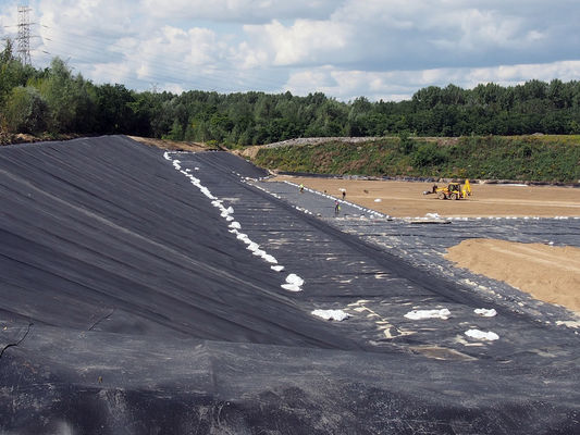 Membrane imperméable lisse, résistance à la traction supérieure ou égale à 15 MPa, conçue pour l'étanchéité dans les projets de toiture et de fondation.