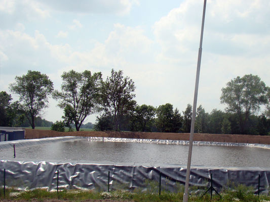 Résistance à la traction ≥15 MPa HDPE Geomembrane Liner Surface lisse Contenu en noir de carbone 2,0-3,0 pour cent Matériau étanche durable