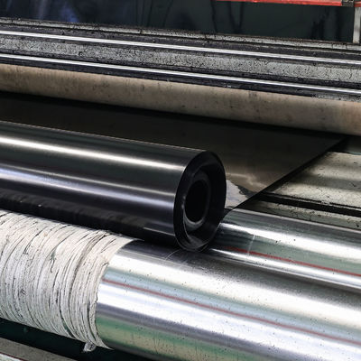 Largeur de 1 à 12 mètres Géomembrane offrant une allongation à la rupture d'au moins 700% adaptée aux revêtements de réservoirs et aux systèmes de contrôle de l'érosion