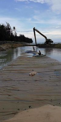 SACS DE DÉSHYDRATATION de 12,6 m de circonférence pour la récupération de batardeaux remplis de sable et la remise en état des terres