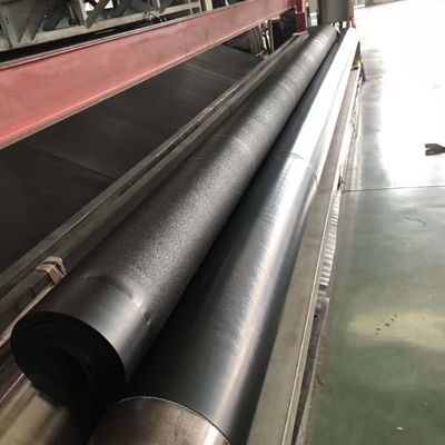 Contenu en noir de carbone 2,0-3,0% Résistance à la déchirure ≥ 25KN/m Allongement à la rupture ≥ 700% PEHD Geomembrane Liner pour l'industrie minière
