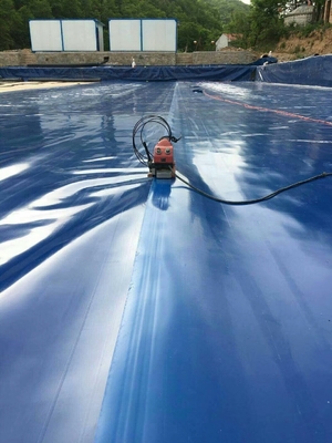 Géomembrane bleue en PEHD pour bassins de lixiviation en tas et digues de stériles minières