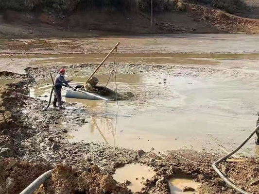 La déshydratation des tubes géotextiles est utilisée pour aider à transformer les déchets de l'usine d'huile de palme en engrais