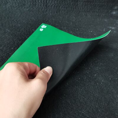 Résistance à la traction de la géomembrane en PEHD ≥15MPa Membrane imperméable à haute résistance avec allongement à la rupture ≥700% Idéale pour les projets de décharge