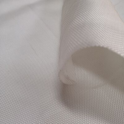 Géotextile tissé d'une résistance à la traction de 100-100 kN, idéal pour les systèmes de drainage et le renforcement du sol, longueur de 50 m à 100 m