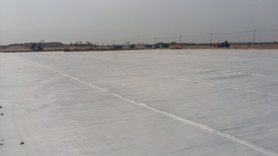 Tissu géotextile tissé blanc Longueur 50m 100m Avec résistance à la perforation CBR ≥12KN Idéal pour les projets de stabilisation du sol et de contrôle de l'érosion
