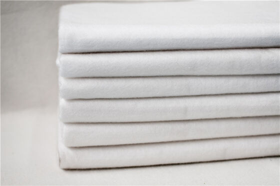 Géotextile non tissé perforé à l'aiguille en fibre courte PET de haute ténacité