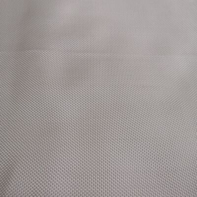 Tissu géotextile tissé conçu pour prévenir l'érosion du sol et le déplacement des agrégats dans les applications d'infrastructure