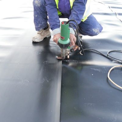 Revêtement géomembrane HDPE résistant aux perforations pour une barrière anti-fuite durable dans les applications agricoles et industrielles