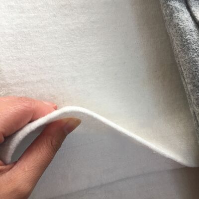 Coussin non tissé épais de géotextile de fibre discontinue pour la protection de revêtement de décharge