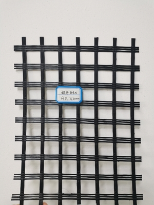 Le tissage couvrant l'assiette de la route de Geogrid de fibre de verre renforcent biaxiale noir