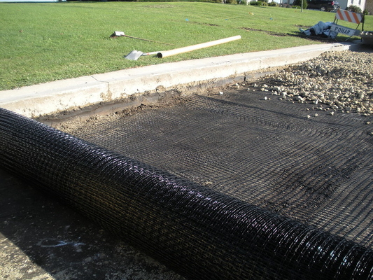 Excellente résistance aux rayons UV Géogrides en fibre de verre pour la construction de routes 1m-6m Largeur 12-50mm Taille de la grille