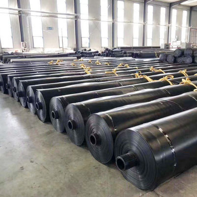 Contenu en noir de carbone 2,0-3,0 pour cent HDPE épaisseur du revêtement de géomembrane 0,1-3,0 mm Résistance à la perforation 20N Adapté aux applications industrielles