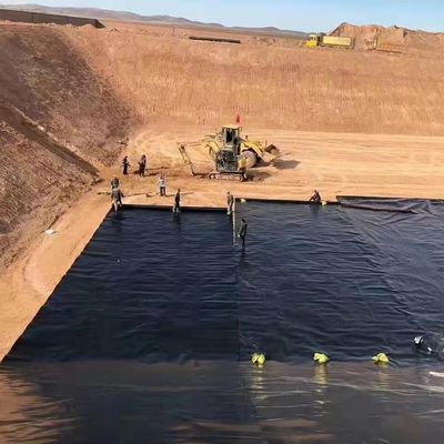 Contenu en noir de carbone 2,0-3,0 pour cent HDPE épaisseur du revêtement de géomembrane 0,1-3,0 mm Résistance à la perforation 20N Adapté aux applications industrielles