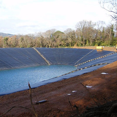 Indice d'oxygène≥30 pour cent Géomembrane en PEHD Noir Blanc Bleu Vert Gris Rouge Jaune Matériau de revêtement durable, flexible et imperméable