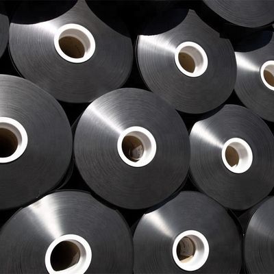 Membrane géosynthétique en PEHD de 50 à 100 m de longueur, offrant une résistance à la traction supérieure à 15 MPa et une teneur en noir de carbone comprise entre 2,0 et 3,0 pour cent