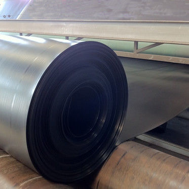 Membrane géosynthétique en PEHD de 50 à 100 m de longueur, offrant une résistance à la traction supérieure à 15 MPa et une teneur en noir de carbone comprise entre 2,0 et 3,0 pour cent