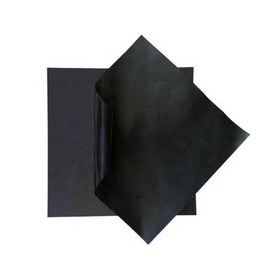 Géomembrane en PEHD avec 2,0 à 3,0 % de noir de carbone, surface lisse, résistance à la déchirure d'au moins 25 kN par mètre, matériau durable.