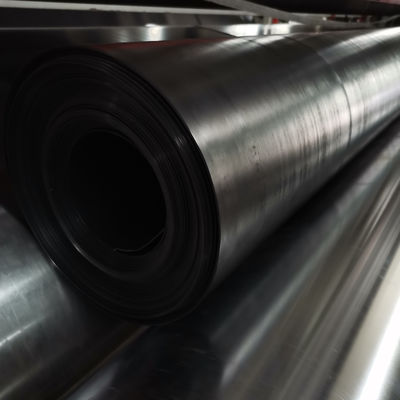 Résistance à la perforation 20N Membrane géosynthétique en PEHD offrant un allongement à la rupture de 700 % et une résistance à la déchirure de 25KN par mètre